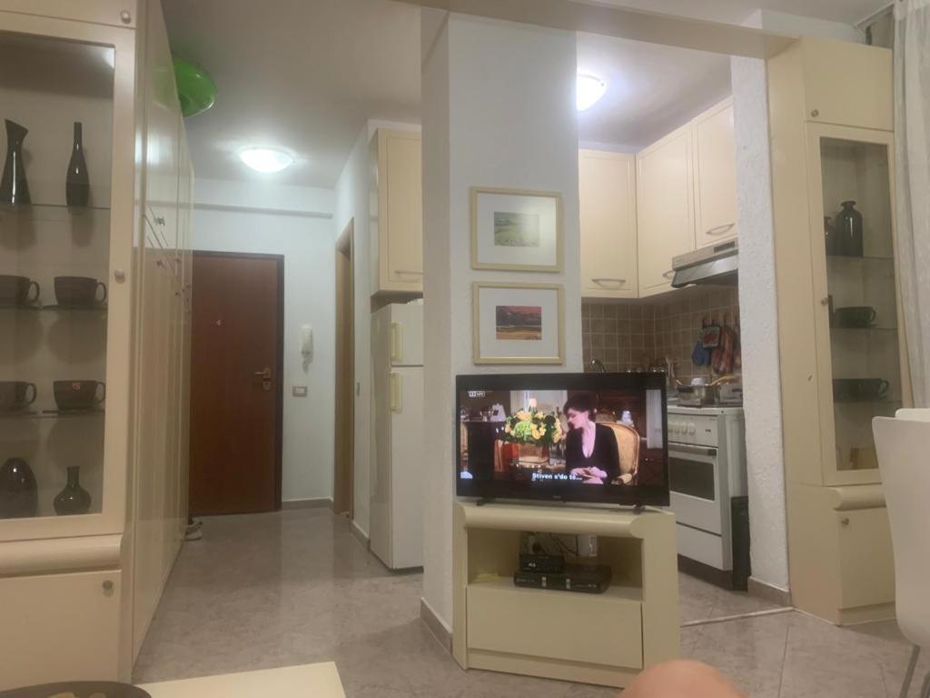 Cheerful 1-Bedroom Home In Durres Голем Екстериор снимка