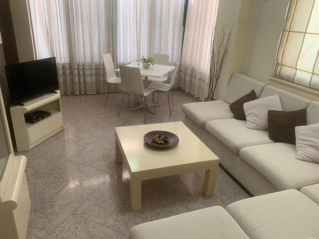 Cheerful 1-Bedroom Home In Durres Голем Екстериор снимка